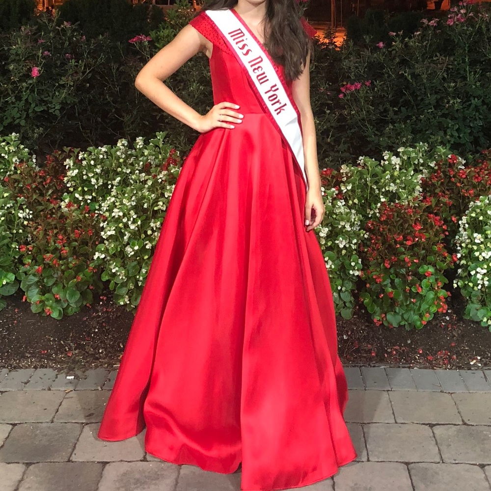 Red prom/pageant dress